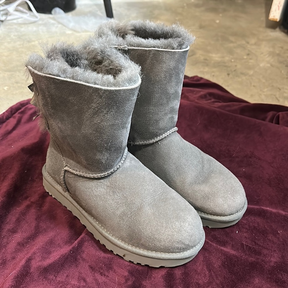 UGG bows grey
